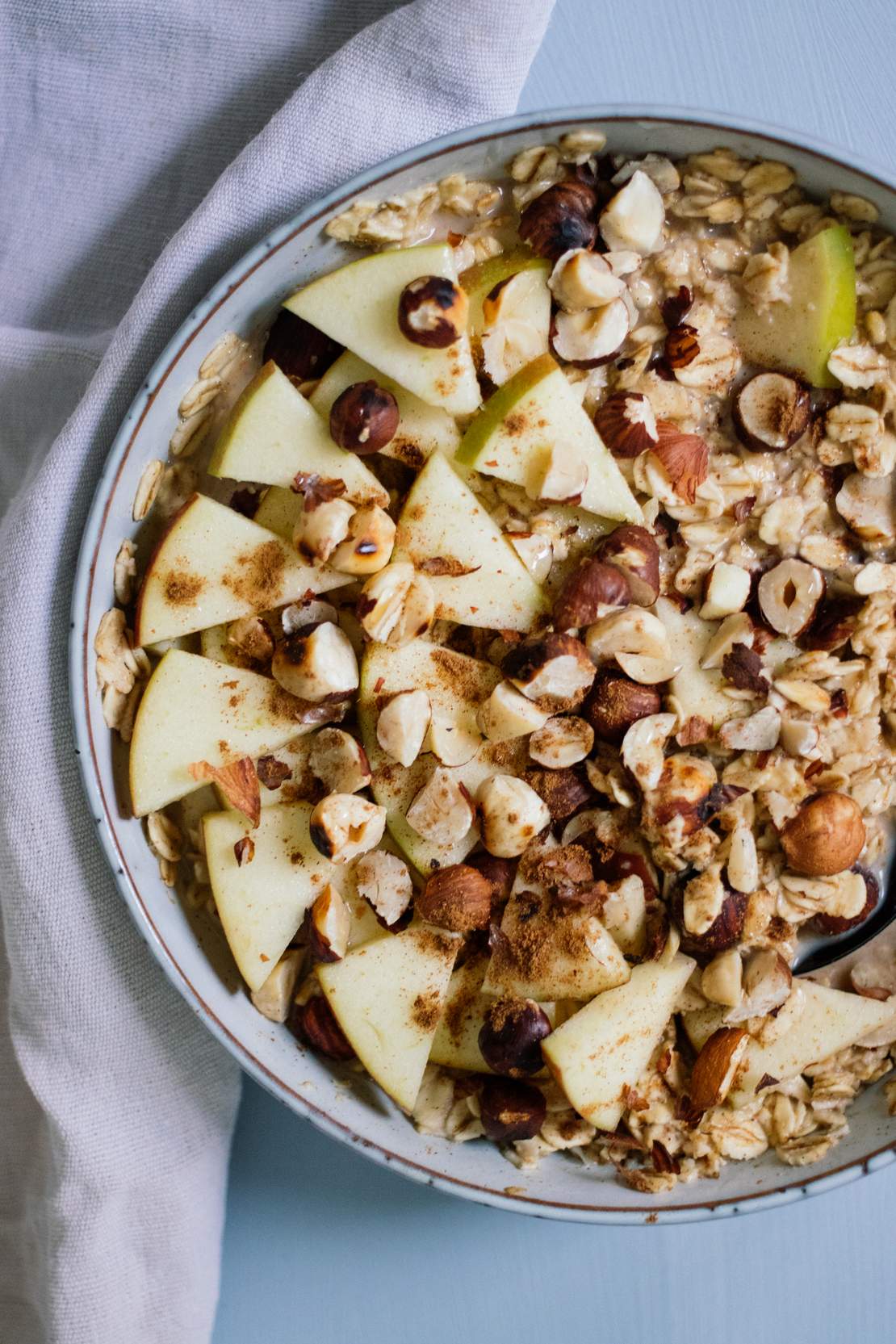 R122 Oatmeal with apple and hazelnuts