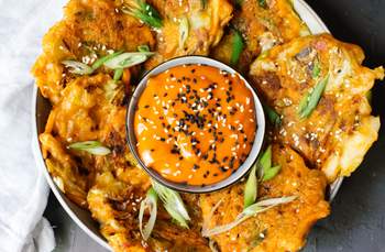 Vegane Kimchi-Pancakes mit Gochujang-Dip