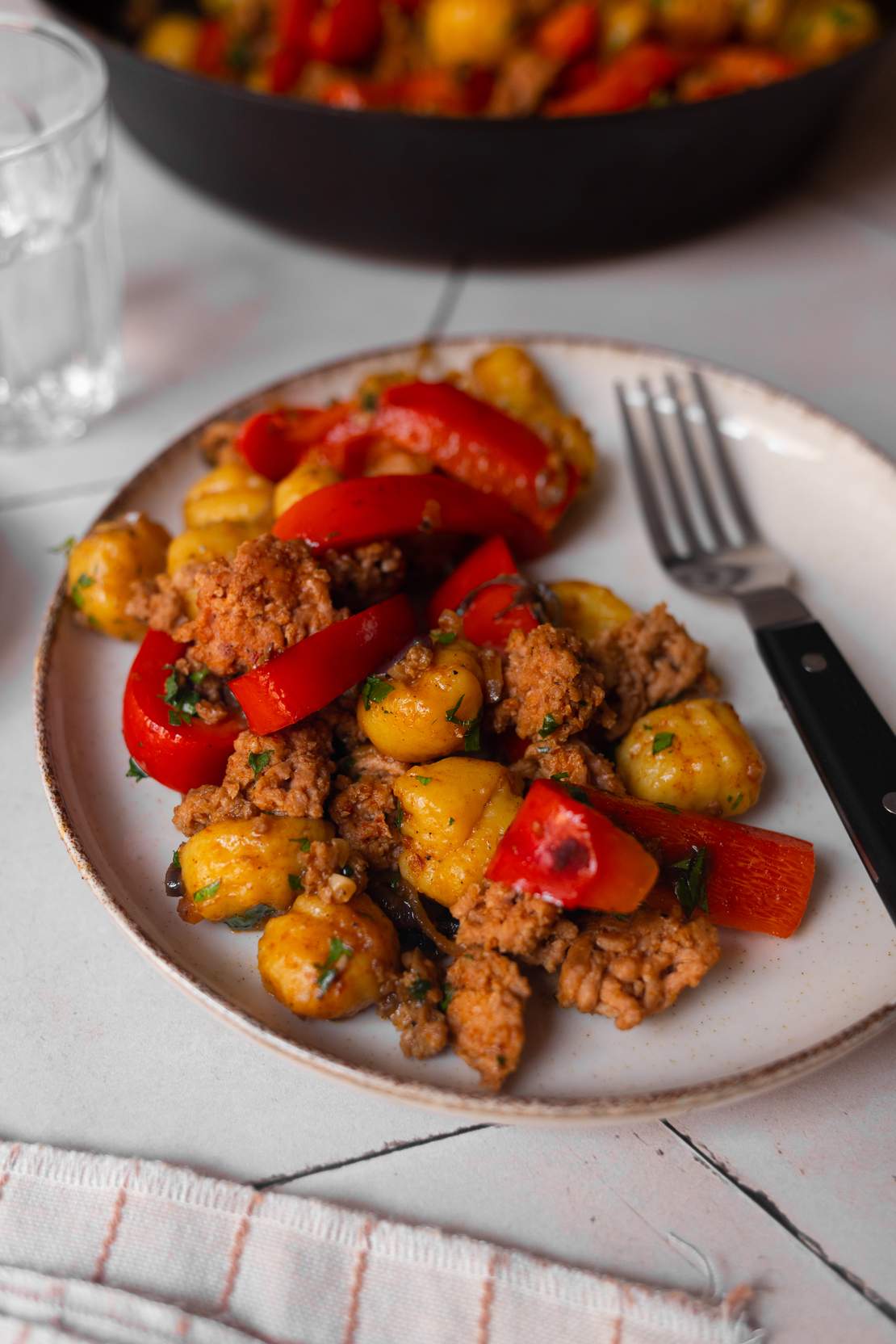 R570 Vegan Pan-fried Gnocchi with Vegan “Minced Meat“ & Bell Peppers