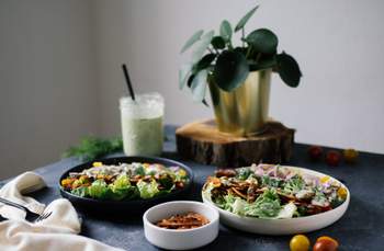 Bunter Salat mit Kokosnuss Bacon & veganem Ranch Dressing