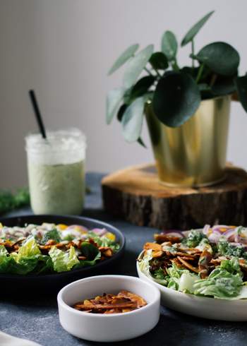 Bunter Salat mit Kokosnuss Bacon & veganem Ranch Dressing
