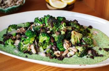 Gerösteter Brokkolisalat mit grünem Aioli-Dressing