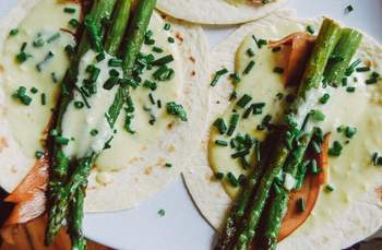 Taco with green Asparagus & vegan Sauce Hollandaise