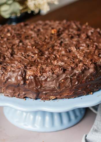 Vegane Mandeltorte mit Nougatcreme und Erdnüssen