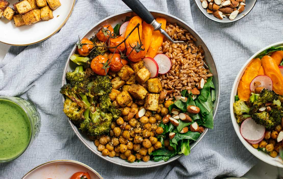 Salat-Bowl mit Tofu und Möhrengrün-Dressing - Zucker&amp;Jagdwurst