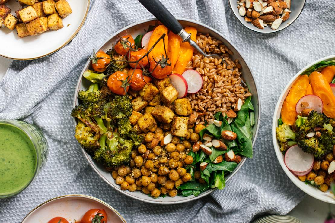 R393 Salat Bowl mit Tofu und Möhrengrün Dressing