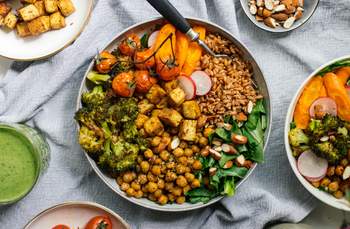 Salat-Bowl mit Tofu und Möhrengrün-Dressing