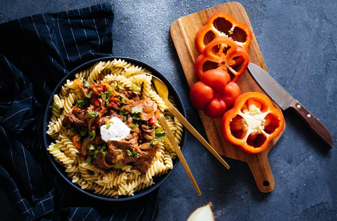 R445 Veganes Gulasch mit Seitan & Nudeln
