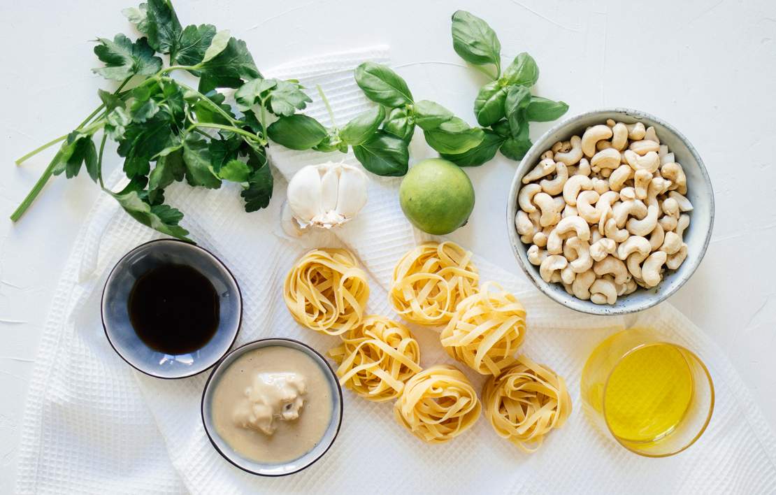 R242 Pasta in green basil-cashew-pesto