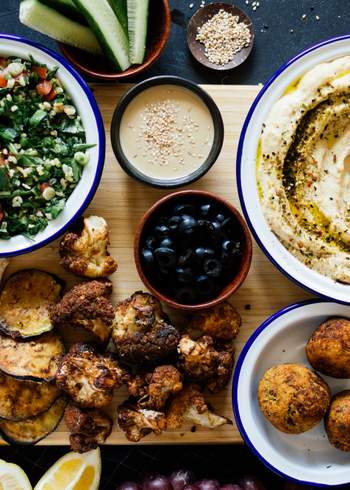 Vegane Hummus-Platte mit Falafel, Tabouleh & Makali