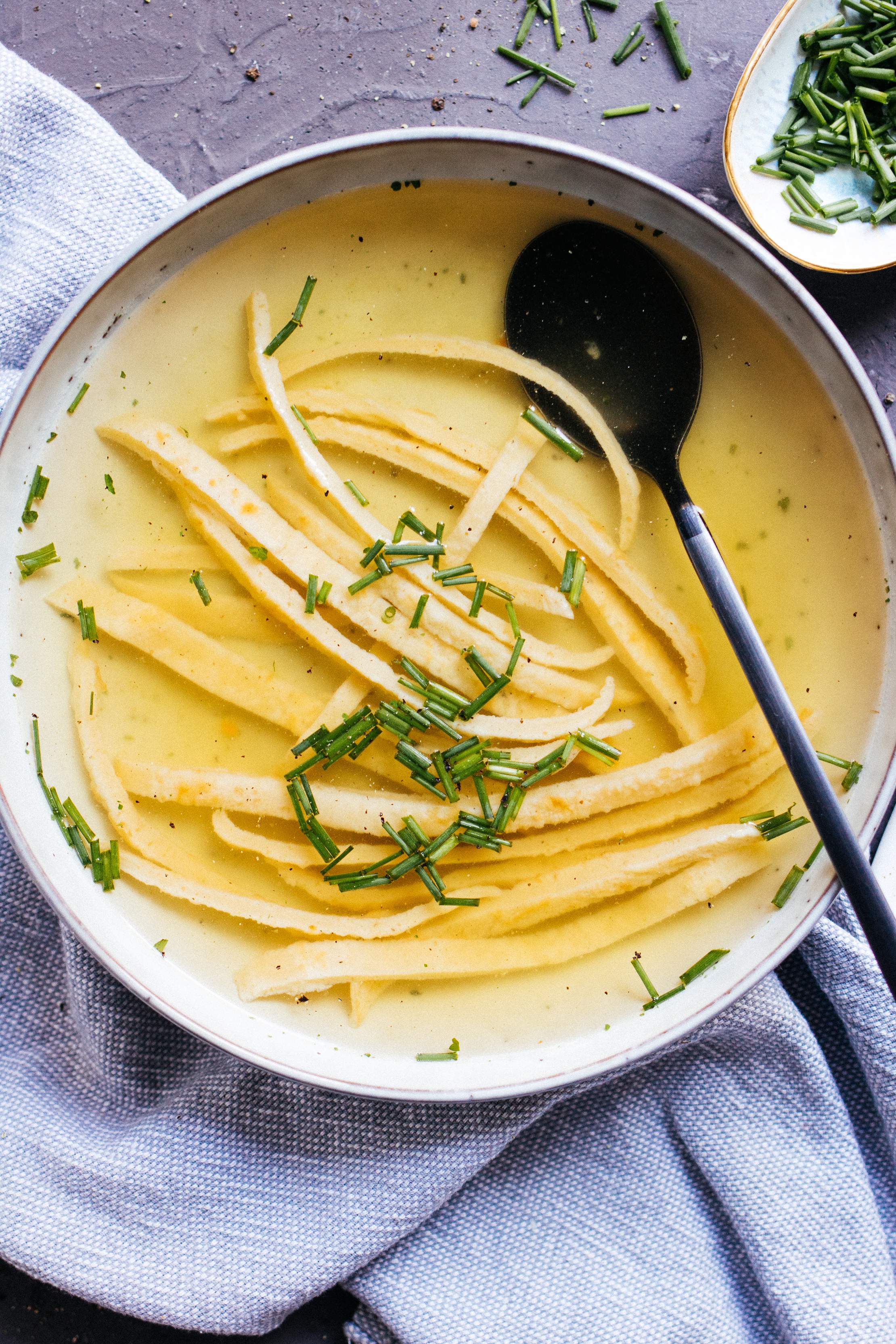 Vegane schwäbische Flädlesuppe - Zucker&amp;Jagdwurst