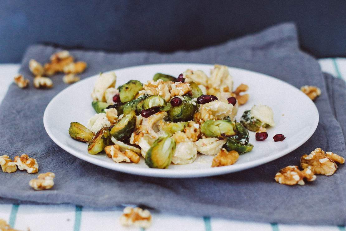 R84 Orecchiette mit gebratenem Rosenkohl und veganer Sauce Alfredo