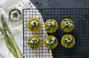 Vegane Mini-Frittatas mit grünem Spargel