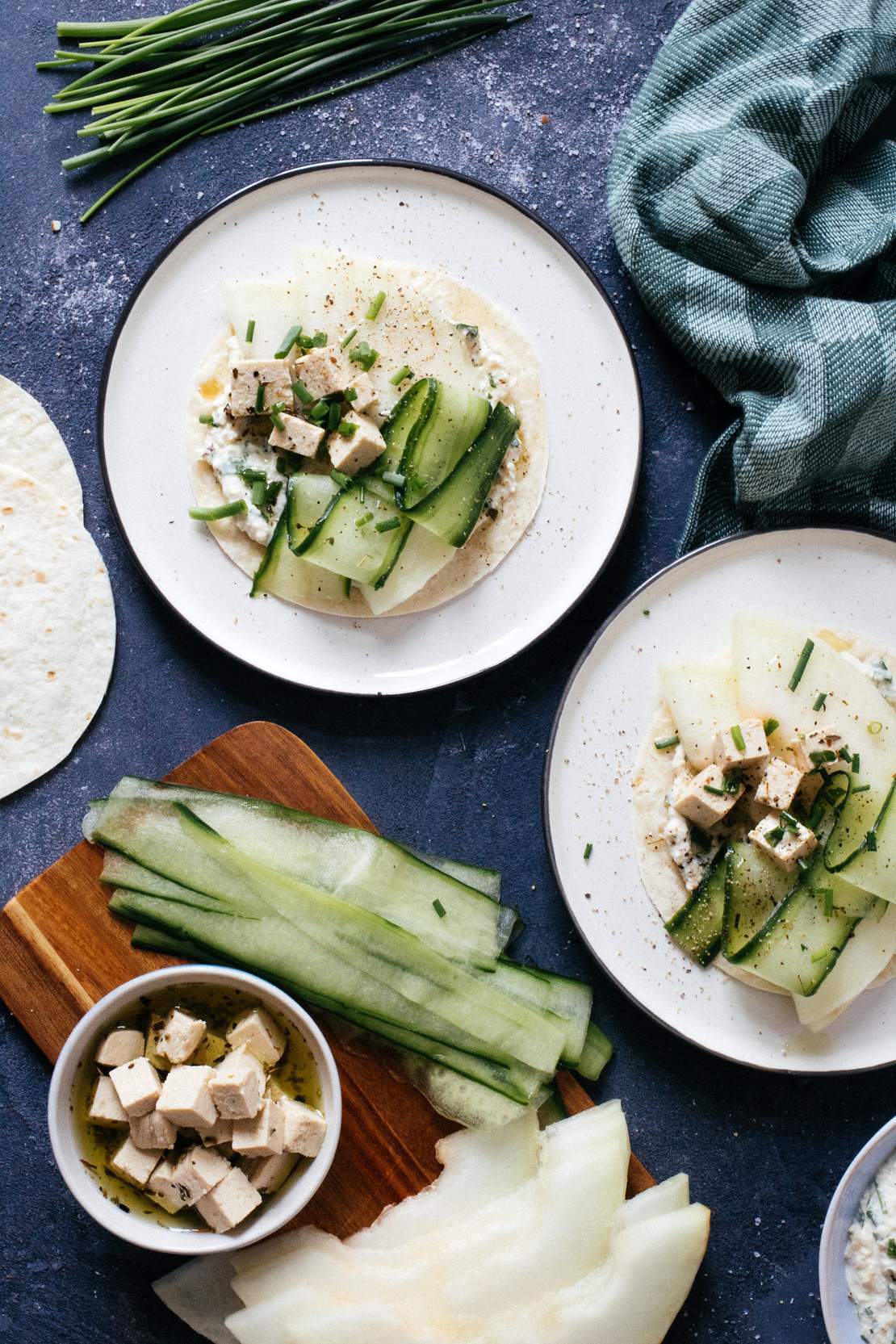 Frische Frühlingstacos mit veganem „Feta“