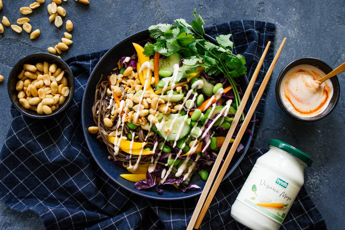 R499 Veganer Thai Salat mit Sriracha-Mayo