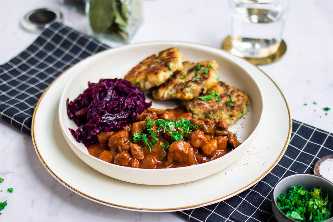 R108 Veganes Gulasch mit Pfannenknödeln & Rotkraut