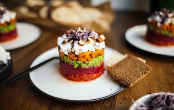 Veganes Tatar mit Rote Bete, Tomaten, Erbsen und Möhrenlachs - Zucker ...