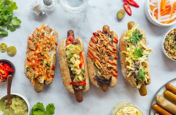 Vegane Grillwürstchen im Brot: 4 Topping-Rezepte für den Grillabend 
