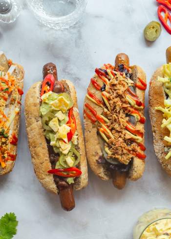 Vegane Grillwürstchen im Brot: 4 Topping-Rezepte für den Grillabend 