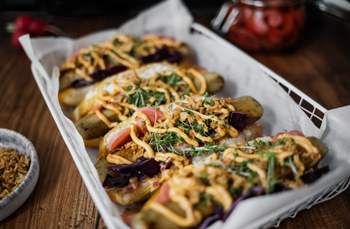 Bayrische Hot Dogs mit veganer Obazda-Mayonnaise