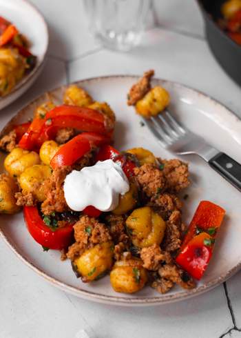 Quick Pan-fried Gnocchi with Vegan “Minced Meat“ and Bell Pepper