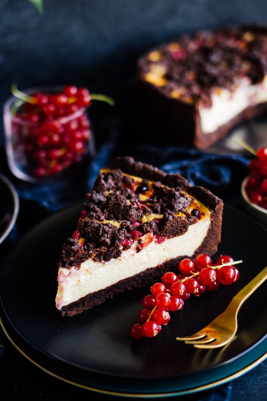 R559 Veganer Schokoladen-Käsekuchen mit Johannisbeeren