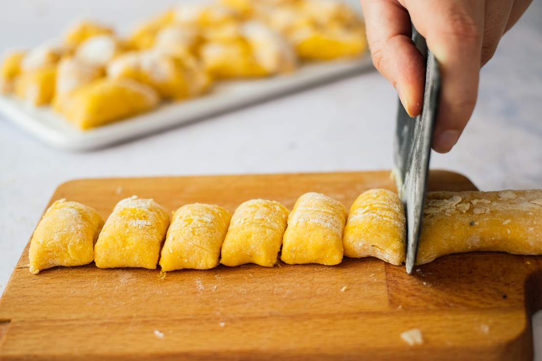 R481 Vegane Kürbisgnocchi mit cremiger Spinat-Frischkäse-Soße