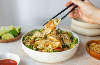 Knuspriger Dumpling Salat mit Currydressing