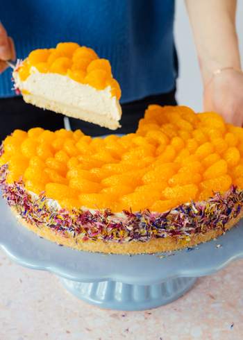 Veganer Schmand-Mandarinen-Kuchen mit Blütenummantelung