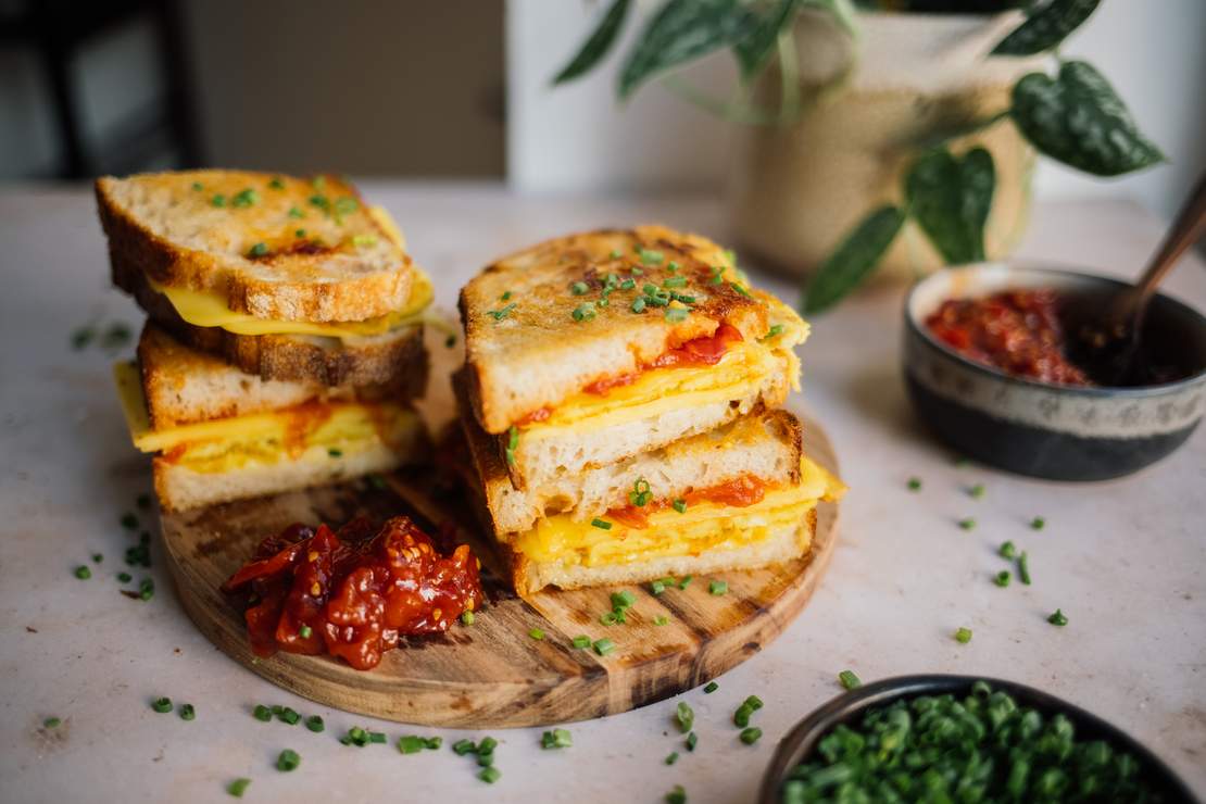 R671 Veganes Frühstücks-Grilled-Cheese mit Tomatenmarmelade