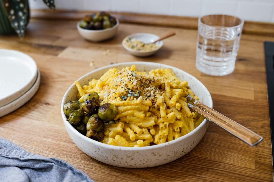 R568 Vegane Kürbis Mac and Cheese mit gebackenem Rosenkohl