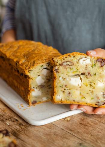 Veganes Zucchinibrot mit „Feta“ und Pekannüssen
