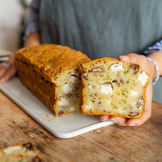 Veganes Zucchinibrot mit „Feta“ und Pekannüssen