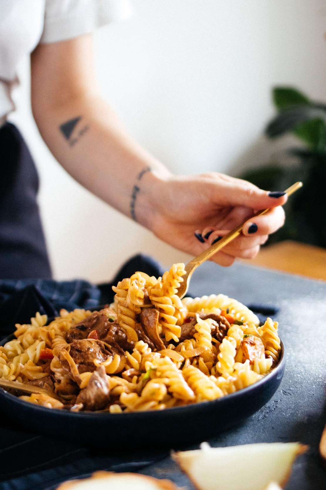 R445 Veganes Gulasch mit Seitan & Nudeln