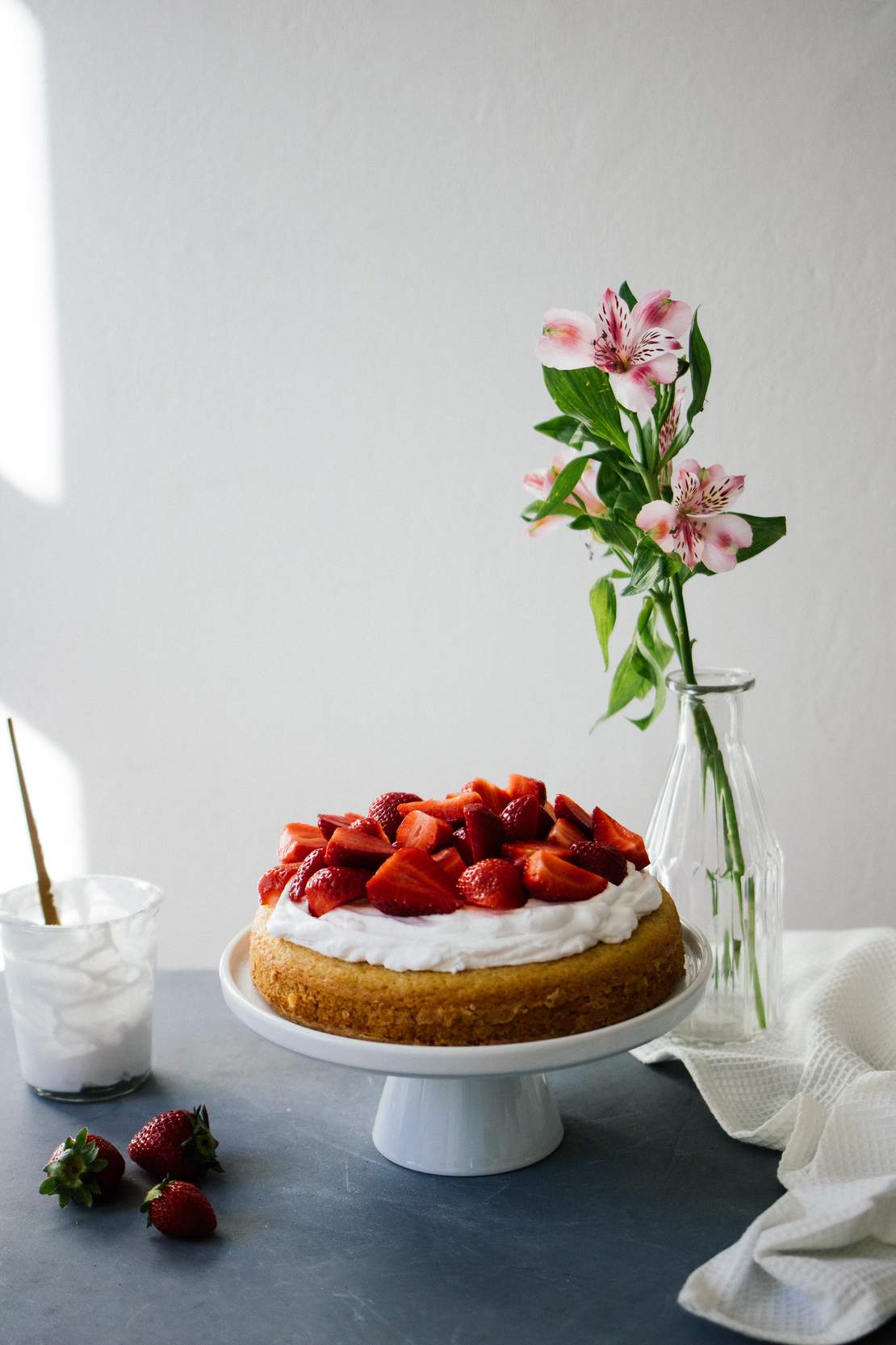 R54  Vegan strawberry cream cake