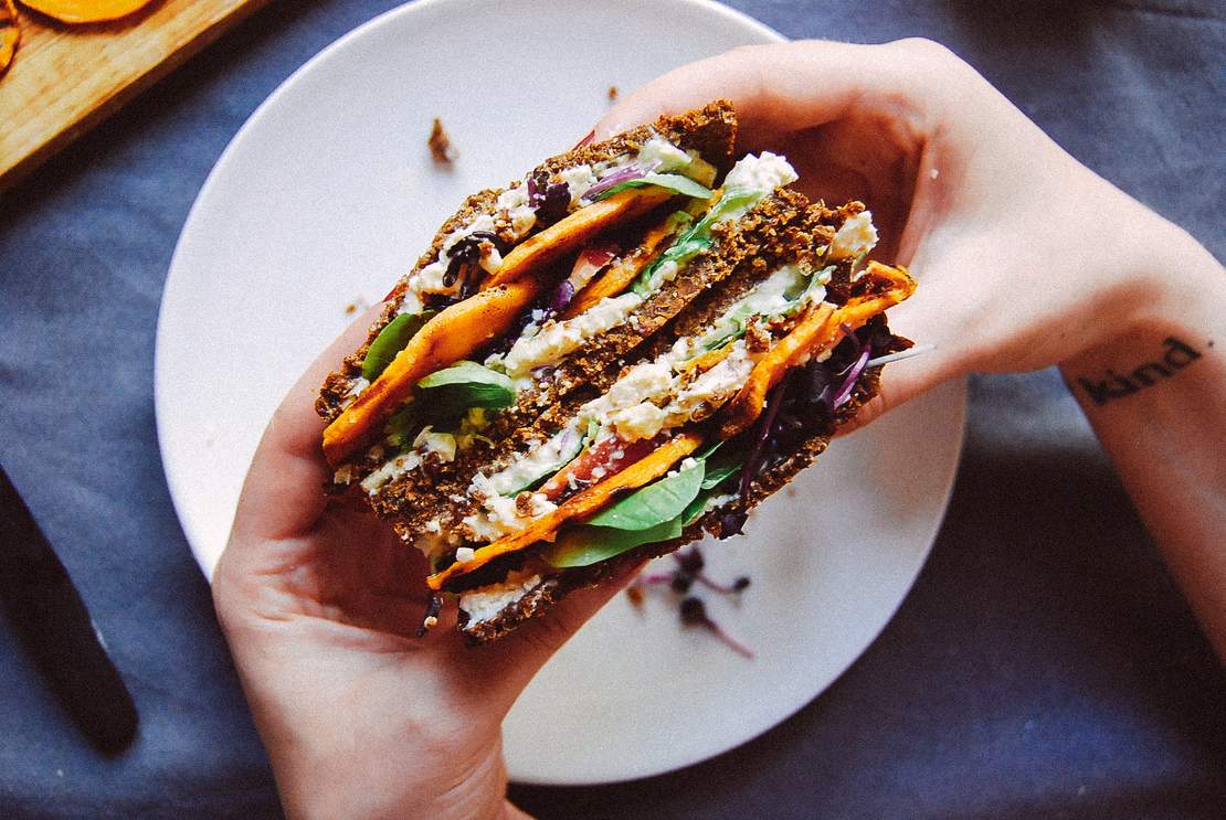 R28 Süßkartoffel-Sandwich mit veganem Meerrettich-Cashew-Ricotta