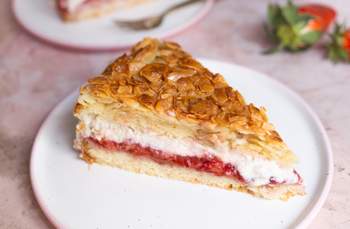 Veganer Bienenstich-Käsekuchen mit Rhabarber-Erdbeer-Kompott