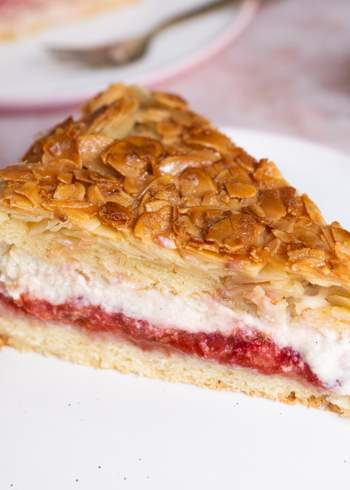 Veganer Bienenstich-Käsekuchen mit Rhabarber-Erdbeer-Kompott