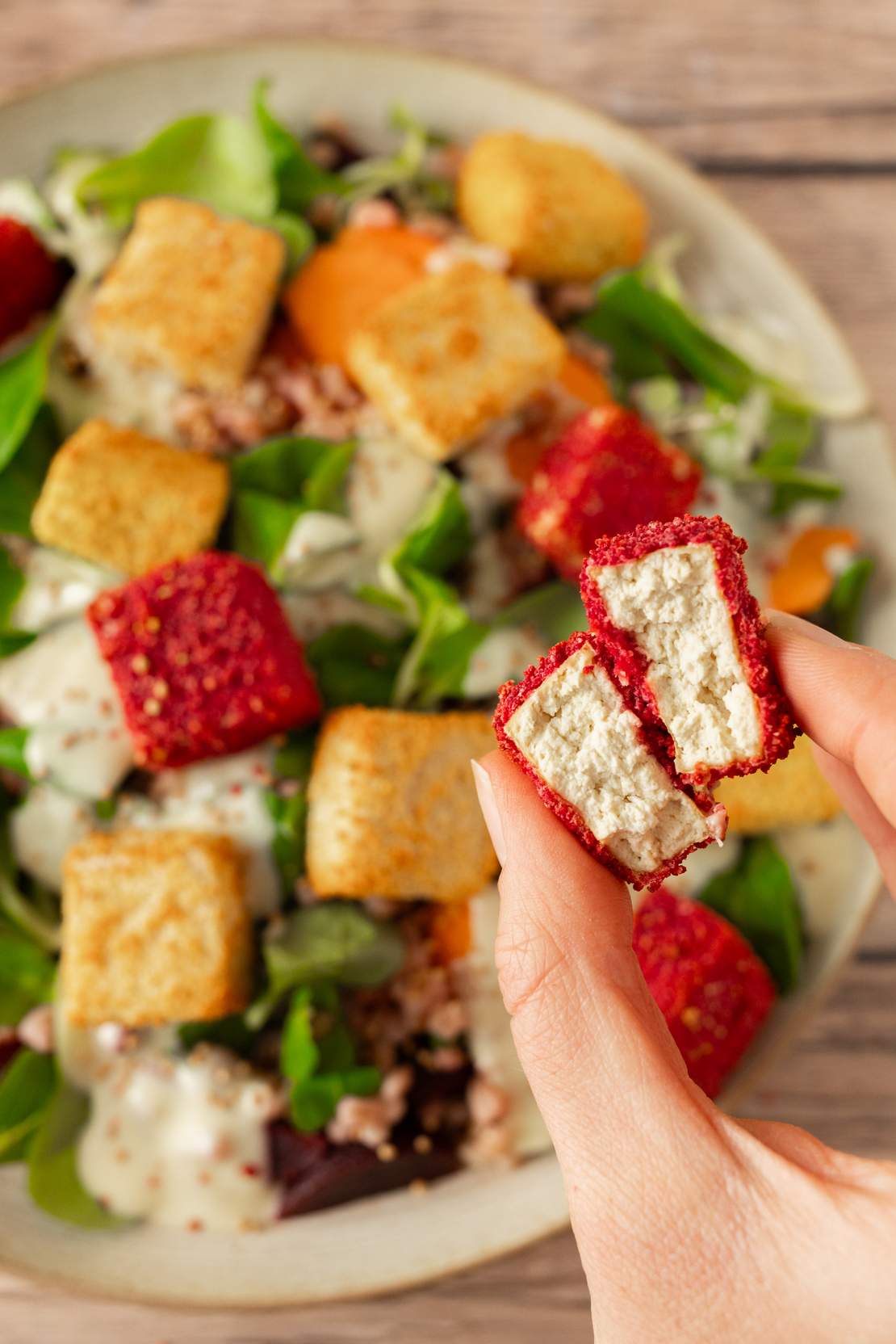 R847 Panierter, knuspriger Tofu mit Gerstensalat