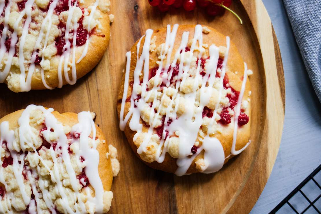 R419 Vegan Crumble Buns with Redcurrants